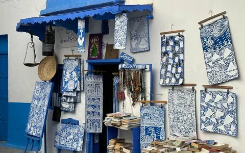 Tienda de cerámica azul en una calle encalada