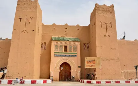 Kasbah de adobe con dos torres en el sur de Marruecos