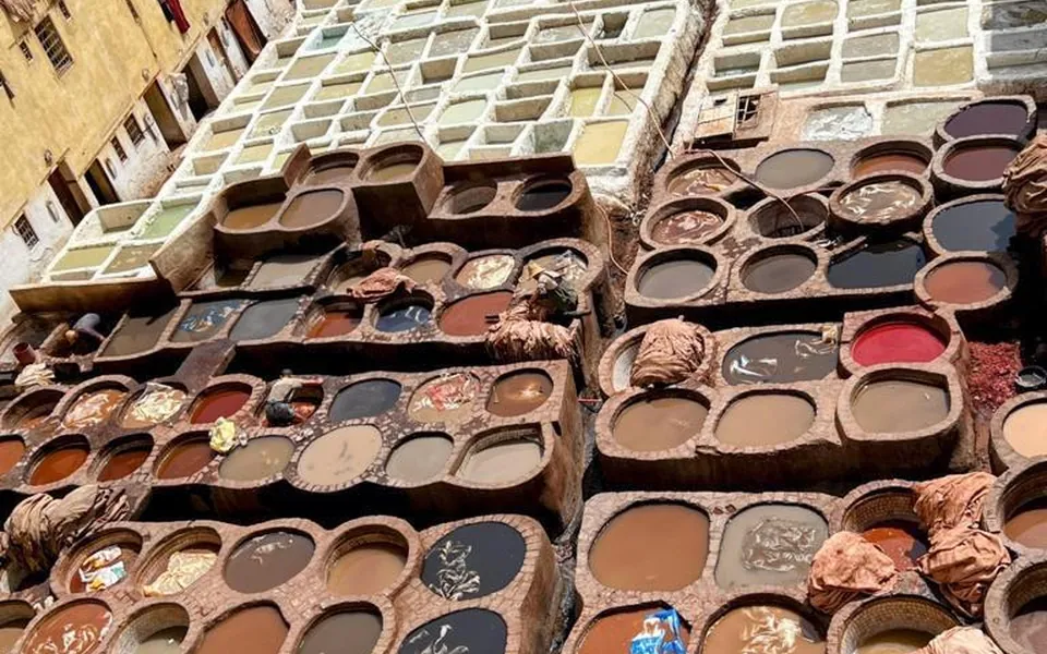 Pozas de tintes de una curtiduría tradicional marroquí