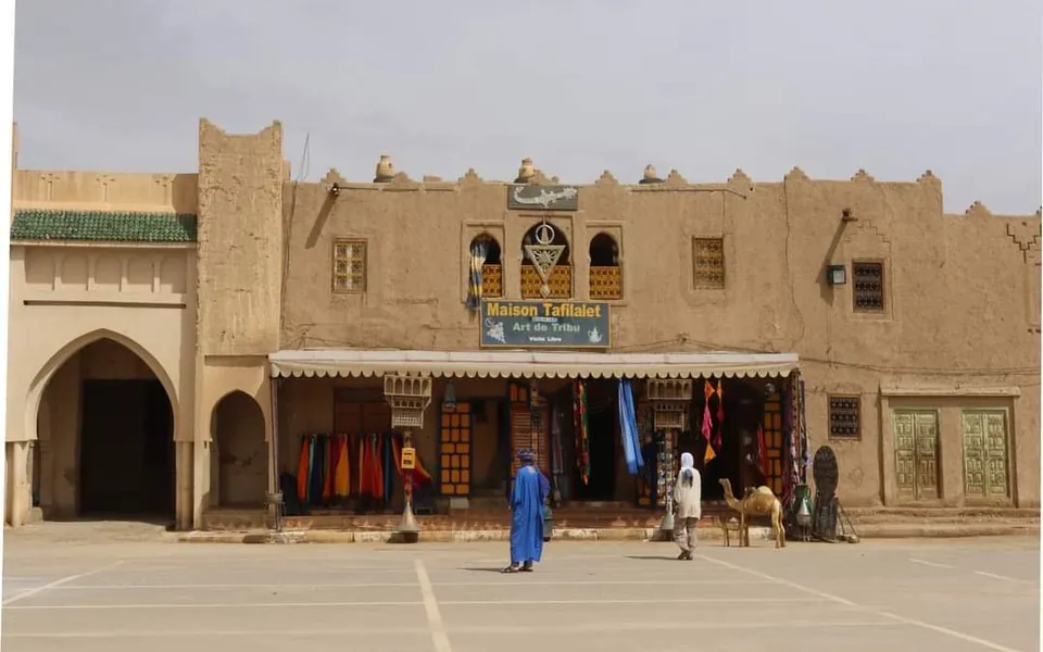 Edificio de adobe con tiendas de artesanía en el sur de Marruecos