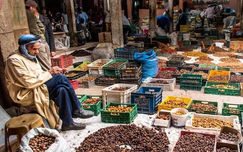 Vendedor de dátiles en un mercado marroquí