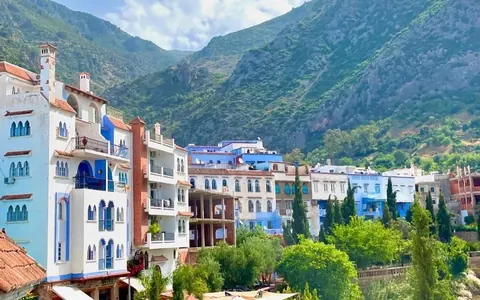 Casas blancas y azules de Chefchaouen al pie de las montañas del Rif
