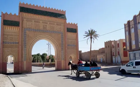 Puerta monumental de Rissani con un carro tirado por un caballo