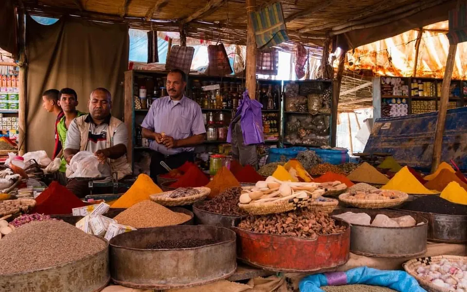 Puesto de especias de colores en un zoco de Marruecos